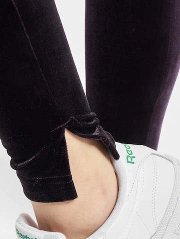 Skinny Leggings di Reebok in lilla