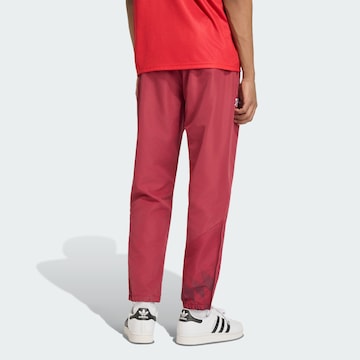ADIDAS PERFORMANCE - Tapered Pantalón deportivo 'FC Arsenal Stadium' en rojo