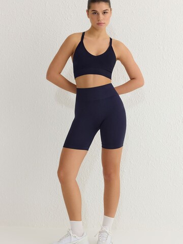 Trendyol Skinny Leggings in Black: front