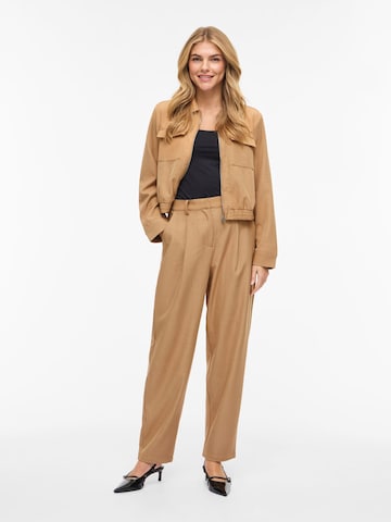 Loosefit Pantalon à pince 'VIAbigal' VILA en marron