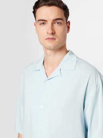 WEEKDAY Comfort fit Button Up Shirt 'Coffee' in Blue