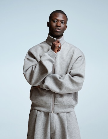 BershkaLoosefit Hlače s naborima - siva boja