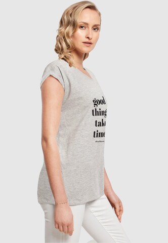 Merchcode T-Shirt 'Good Things Take Time' in Grau