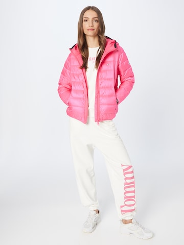 Tommy Jeans Regular Overgangsjakke i rosa