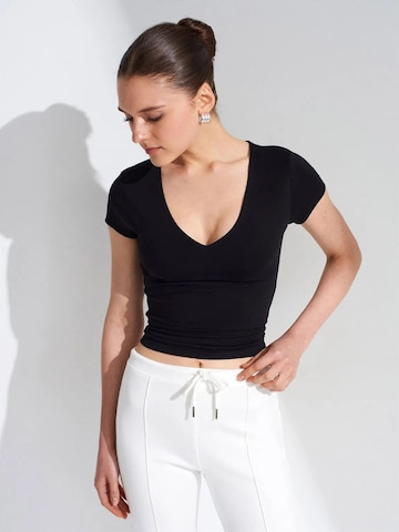 Dilvin Top in Black: front