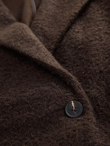 Next Mantel in Braun