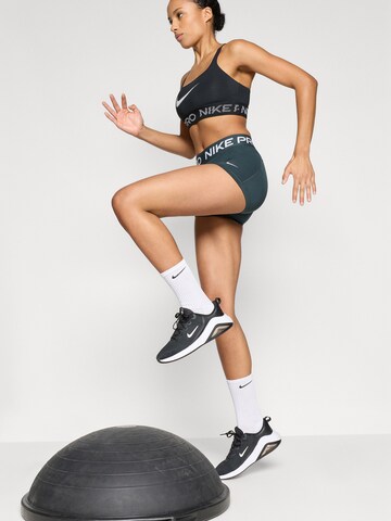 NIKE Skinny Sportshorts 'Pro' in Grün