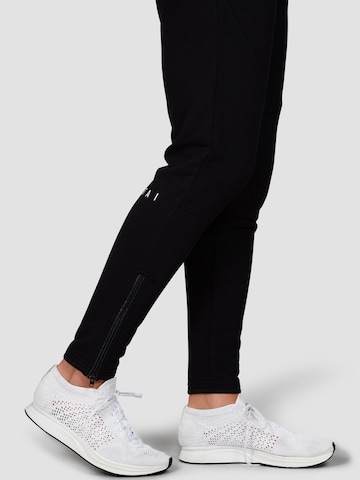 Tapered Pantaloni sportivi 'Naka' di MOROTAI in nero