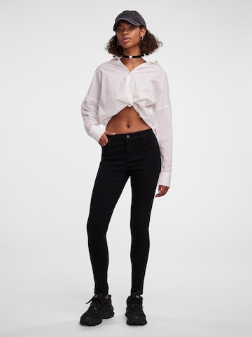 Coupe slim Jean 'Dana' PIECES en noir