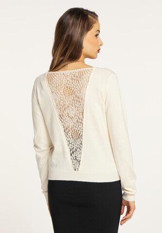 Pullover di faina in bianco