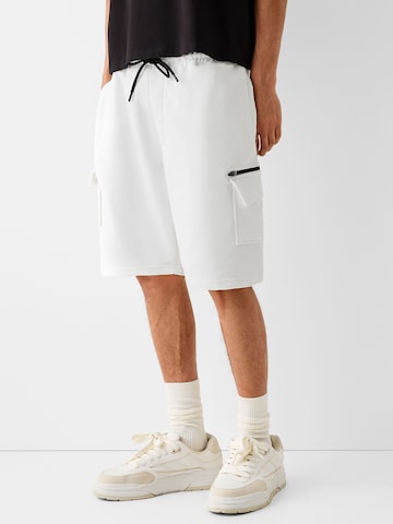 Loosefit Pantalon cargo Bershka en blanc : devant