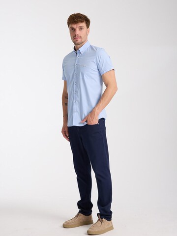 7Camicie - Ajuste estrecho Camisa de negocios 'Iconic Poplin Stretch Man Shirt Short Sleeve Light Blue' en azul