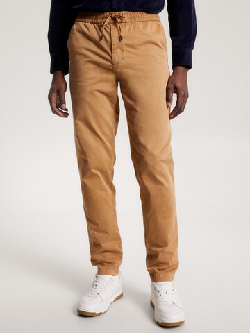 TOMMY HILFIGER Tapered Chino 'Harlem' in Bruin: voorkant