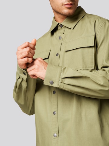 ABOUT YOU x Kevin Trapp Средняя посадка Рубашка 'Domenic' в Зеленый