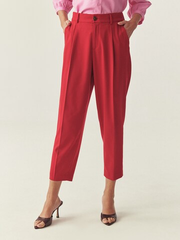 Regular Pantalon à pince 'Remi' TATUUM en rouge