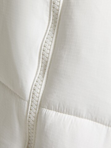 Bershka Přechodná bunda – bílá