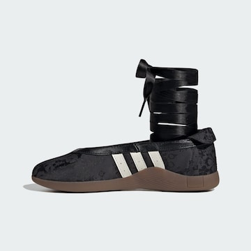 ADIDAS ORIGINALS Ballerina 'Taekwondo Mei' in Schwarz