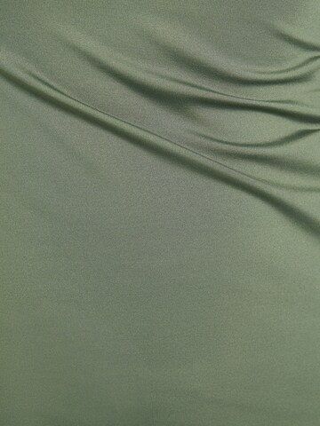 Rochie de la Bershka pe verde