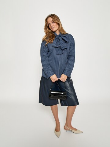 minus Normalny krój Spodnie 'Tasja' w kolorze niebieski