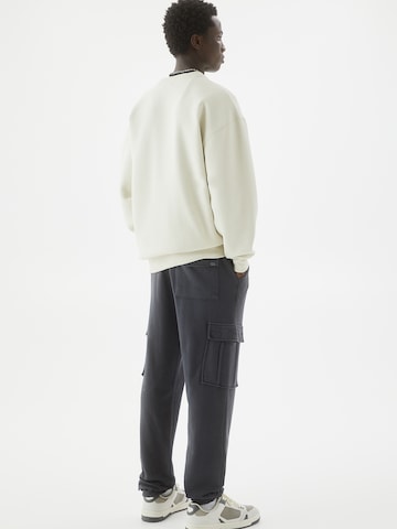Pull&Bear Tapered Cargo trousers in Grey
