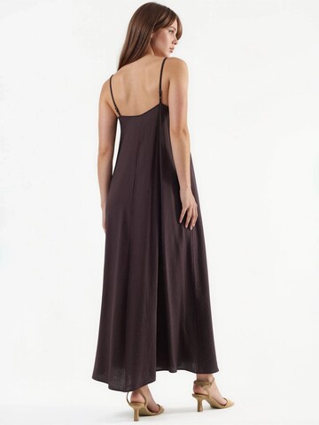 Busem - Vestido em castanho