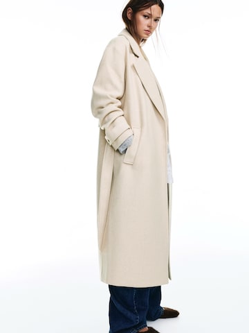 Cappotto di mezza stagione di Pull&Bear in beige: frontale