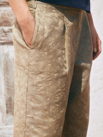 Barrel Pantaloni con pieghe di Next in marrone