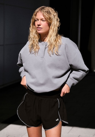 self. Sweatshirt in Grijs: voorkant