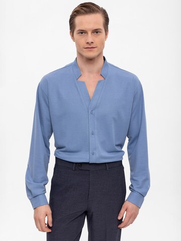 Antioch Regular fit Button Up Shirt in Blue: front