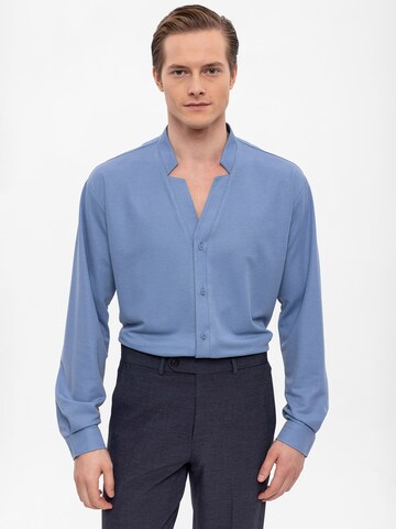 Coupe regular Chemise Antioch en bleu : devant