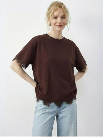 T-shirt 'T-Shirts' Bianco Lucci en marron