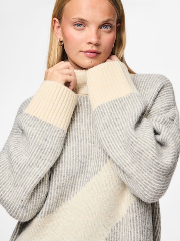 Pull-over PIECES en gris
