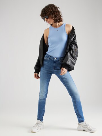 Top 'Essential' de la Tommy Jeans pe albastru