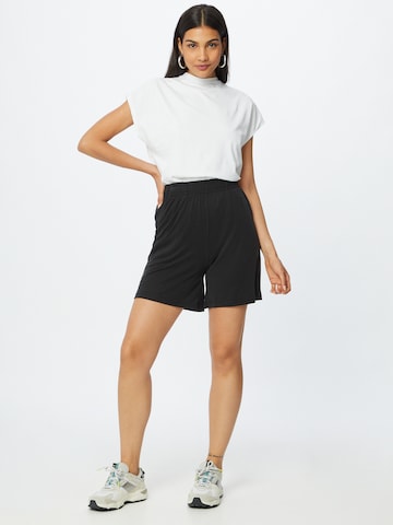 Urban Classics Regular Shorts in Schwarz