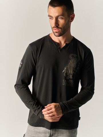 KOROSHI - Camisa em preto
