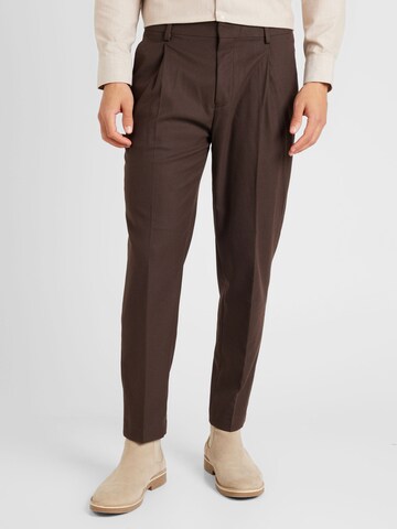 Effilé Pantalon à plis TOPMAN en marron : devant