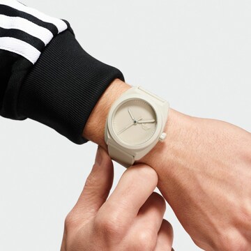 Montre à affichage analogique ADIDAS ORIGINALS en beige : devant