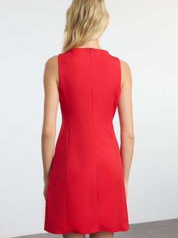 Trendyol Платье в Красный