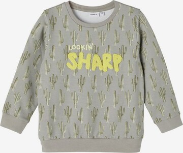 NAME IT Sweatshirt 'HUGO LOOKIN' SHARP' in Grau: predná strana