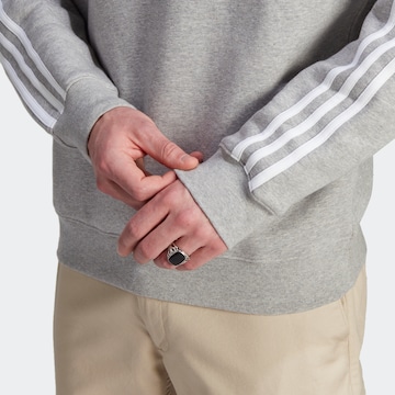 ADIDAS ORIGINALS Sweatshirt 'Adicolor Classics 3-Stripes' i grå