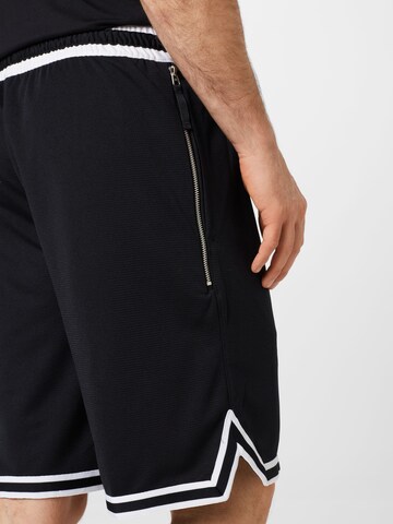 NIKE Loosefit Sportshorts in Schwarz