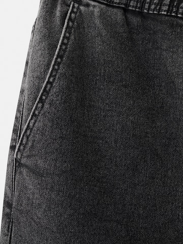 Pull&Bear Tapered Jeans i svart