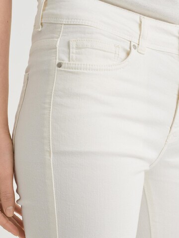 WE Fashion Bootcut Jeans i hvit