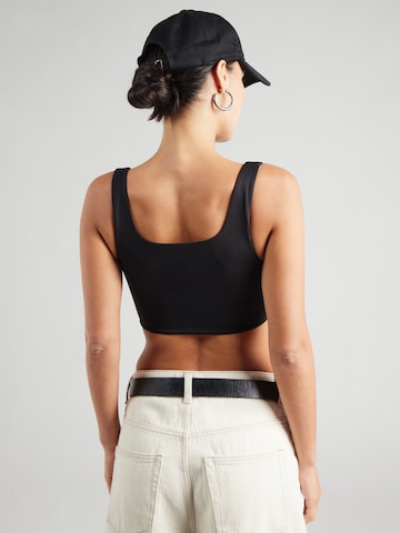 Top de la Tommy Jeans pe negru