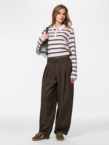 Baggy Pantaloni con pieghe 'PCOLIVIA' di PIECES in marrone