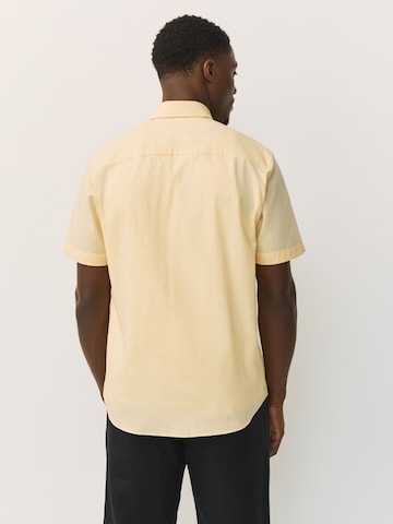Next - Ajuste regular Camisa en amarillo