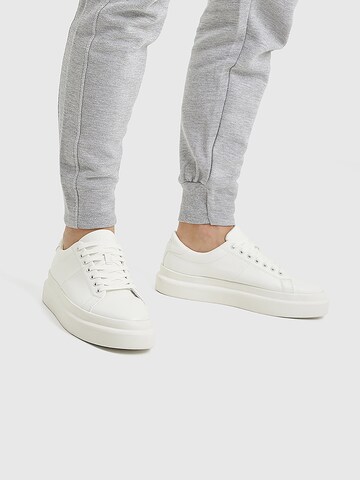 Pull&Bear Sneaker in Weiß