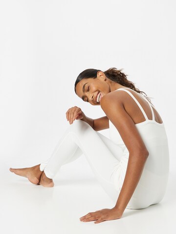 CURARE Yogawear Top sportowy w kolorze biały