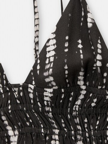 Top de la Pull&Bear pe negru