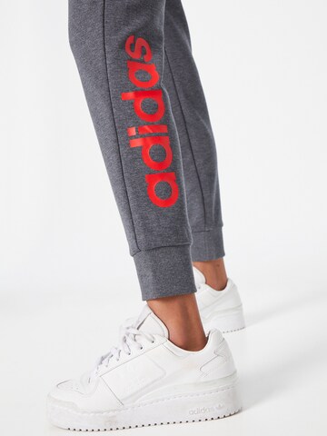 ADIDAS SPORTSWEAR Loosefit Sportovní kalhoty – šedá